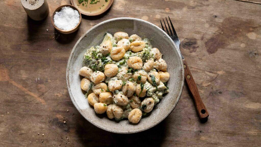 Rezeptbild für Süßkartoffel-Gnocchi mit cremigem Pesto und Gemüse