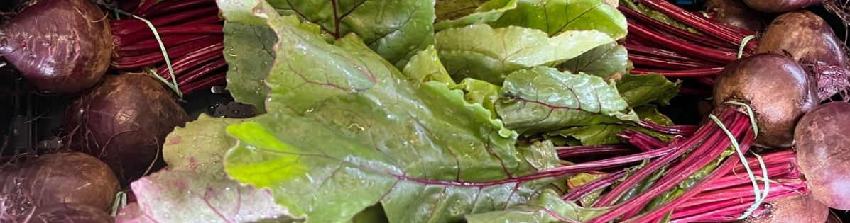 KI generiert: Frische Rote Bete mit grünen Blättern und roten Stielen.