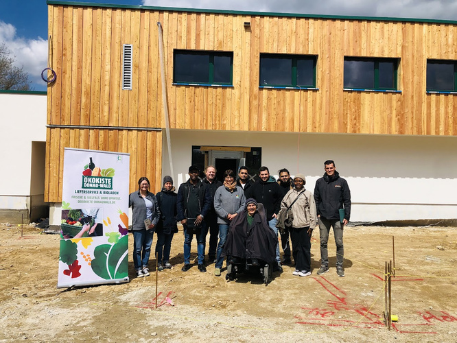 Besucher*innen vor dem Neubau