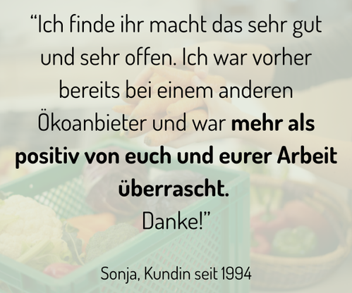 KI generiert: Das Bild zeigt ein positives Kundenfeedback von Sonja, die seit 1994 Kunde ist und die Arbeit des Anbieters lobt. Es enthält ein Zitat mit lobenden Worten und ein grafisches Element, das einen Stift darstellt.