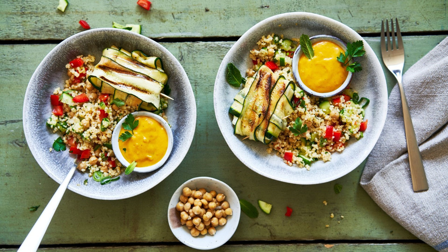 Rezeptbild für Halloumi Zucchini Päckchen mit Bulgursalat
