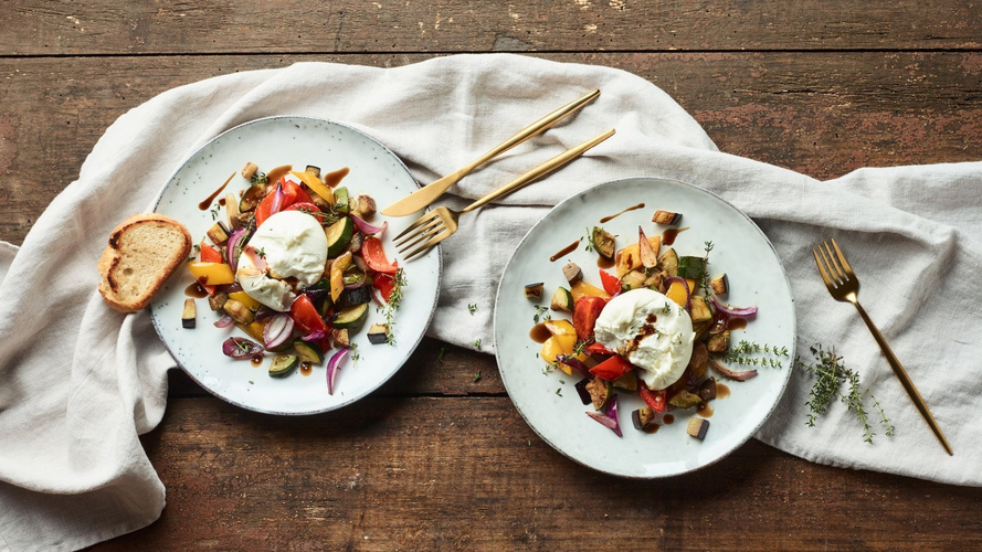 Rezeptbild für Burrata mit Ratatouille-Salat