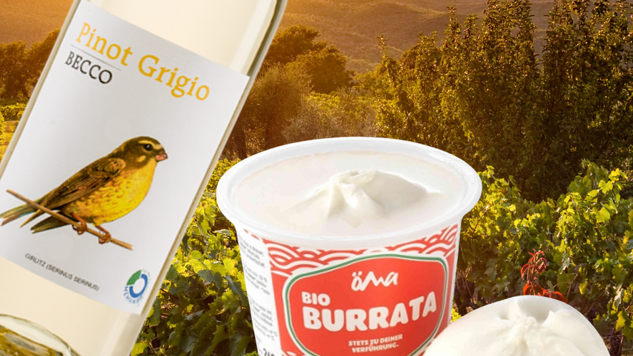 KI generiert: Eine Weinflasche und Burrata vor einem Weinhang. Text: "Pinot Grigio BECCO", "öma BIO BURRATA".