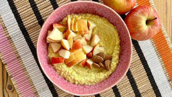 KI-generierte Beschreibung: Hauptinhalt: Schüssel mit geschnittenem Gemüse und Obst.