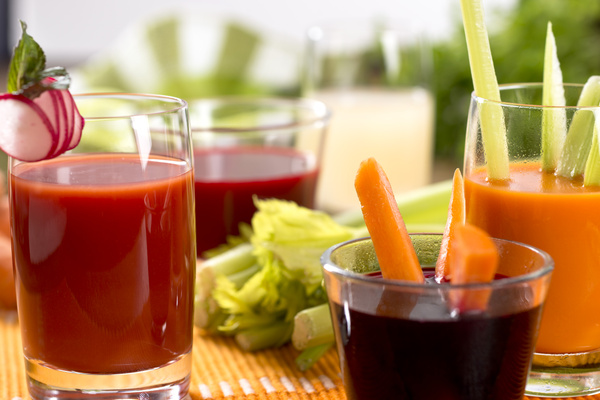 KI generiert: Verschiedene Gläser mit Gemüsesäften, garniert mit Gemüsesticks und Kräutern.