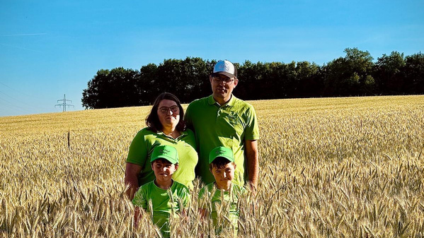KI generiert: Eine Familie steht auf einem goldenen Weizenfeld an einem sonnigen Tag.