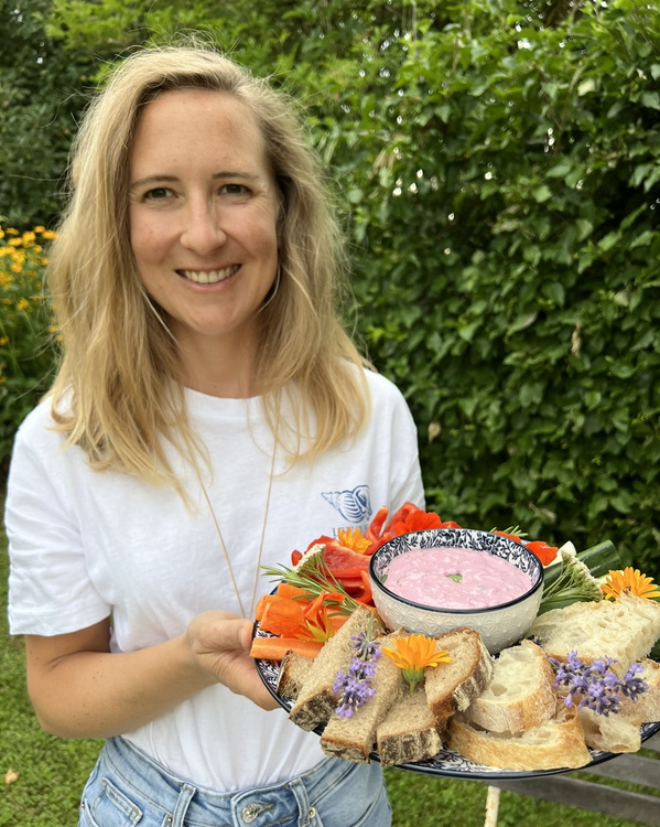 KI generiert: Ein Mann schaut lächelnd ein Glas mit eingelegtem Gemüse an; er ist von weiteren Gläsern umgeben.