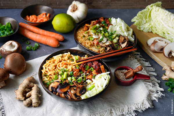 Thai-Ramen mit Pilzen und knusprigem Tofu