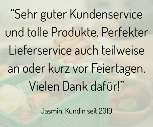 KI generiert: Das Bild zeigt ein Kundenfeedback, in dem „Jasmin“ den exzellenten Kundenservice und die hochwertigen Produkte lobt, sowie den zuverlässigen Lieferservice, der sogar rund um Feiertage klappt. Es ist mit einer Zitatgrafik versehen und enthält das Jahr 2024.
