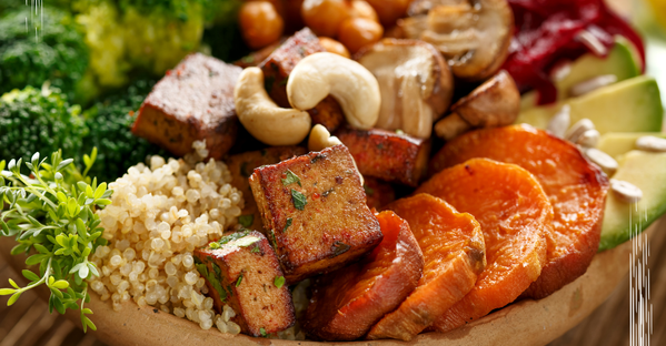 KI generiert: Das Bild zeigt eine Auswahl an veganen Lebensmitteln wie Quinoa, Tofu, Süßkartoffel, Cashewnüsse und Gemüse. Es bewirbt Tipps zum einfachen Umstieg auf vegane Ernährung.