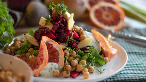 Rezeptbild für  Lauwarmer Rote Bete Mango Salat, Kressecreme und Kichererbsen