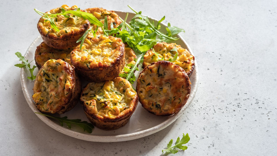 Rezeptbild für Zucchini-Feta-Muffins mit  Tomatensalat