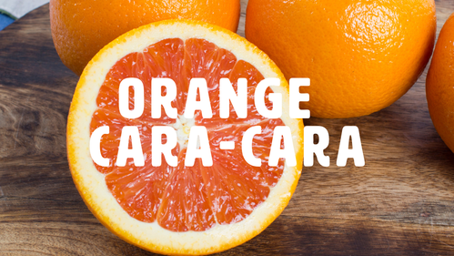 KI generiert: Das Bild zeigt eine Ansammlung von Tarocco-Blutorangen, wobei eine Orange in der Mitte halbiert ist und das Fruchtfleisch sichtbar ist. Darüber liegt der Text "HALBBLUTORANGE TAROCCO".