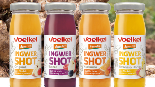 KI generiert: Vier Flaschen Ingwer-Shots verschiedener Geschmacksrichtungen von Voelkel.