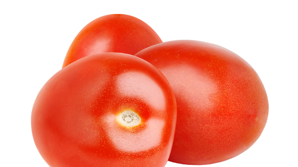KI generiert: Drei rote Tomaten auf weißem Hintergrund.