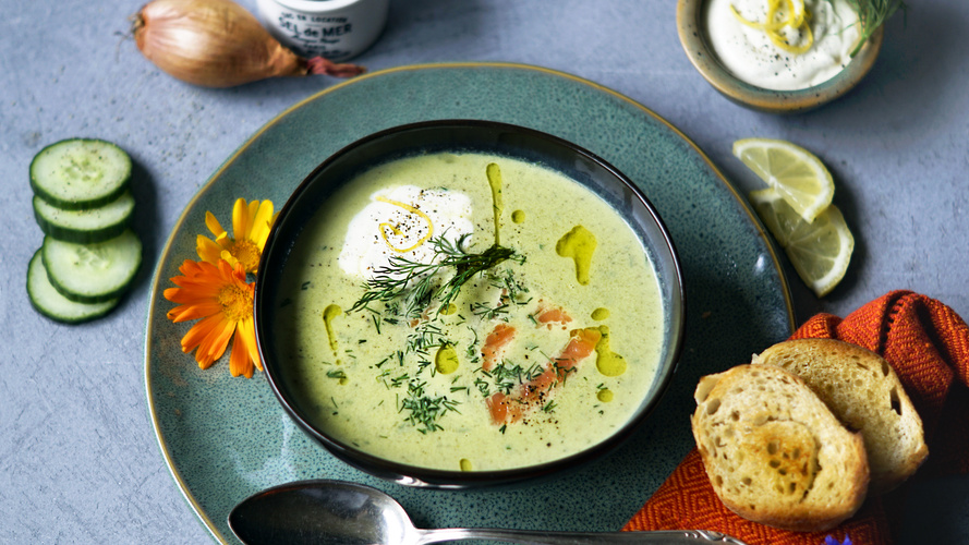 Rezeptbild für Gurkensuppe mit Räucherlachs und Zitronen-Crème Fraîche