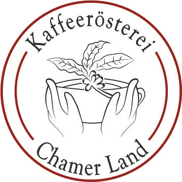KI generiert: Zwei Hände halten eine Kaffeetasse mit Pflanze. Text: Kaffeerösterei Chamer Land.