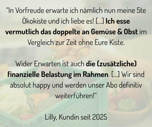 KI generiert: Text auf einem Bild von Gemüse und Obst, das eine positive Kundenmeinung zur Ökokiste zeigt.