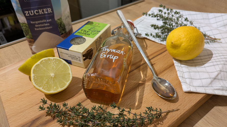 KI generiert: Zutaten auf einem Holzbrett: Zucker, Thymian, Zitrone und Thymian-Sirup. Text: "Thymian Sirup".