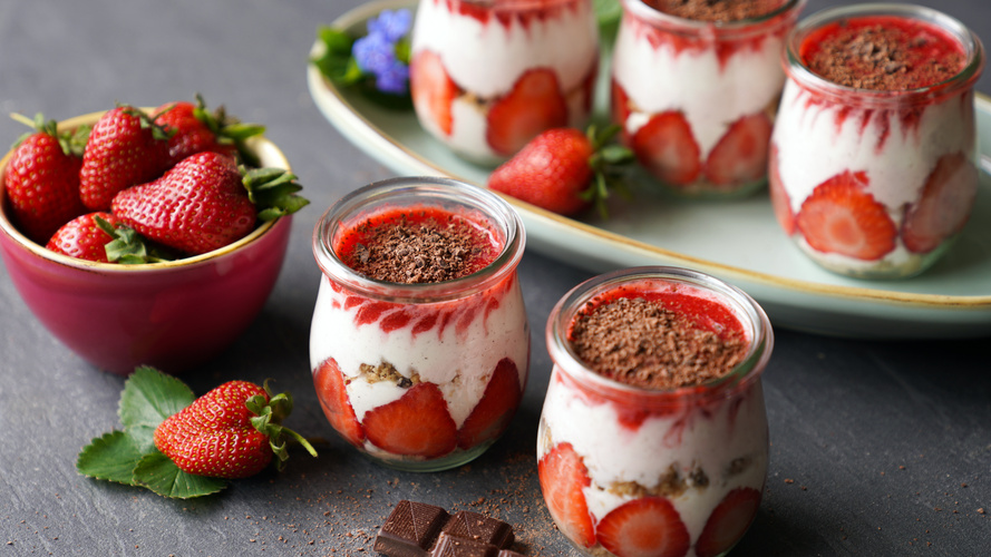 Rezeptbild für Erdbeer-Schicht-Dessert