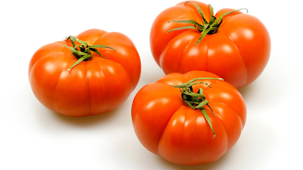 KI generiert: Drei große, rote Tomaten auf weißem Hintergrund.