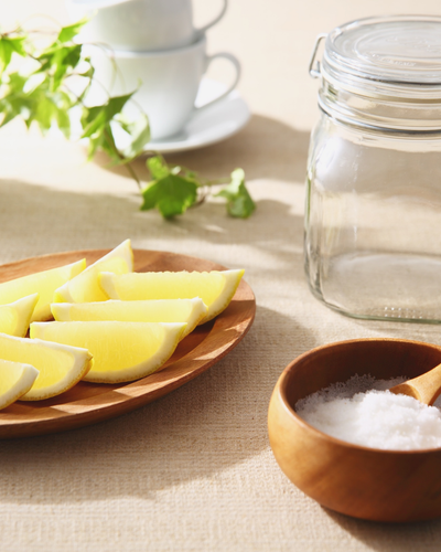 KI generiert: Holzteller mit geschnittenem Rettich, ein Glasbehälter und eine Schale Salz auf einem Tisch.