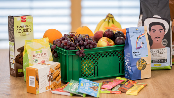 Bürokiste steht auf Tisch