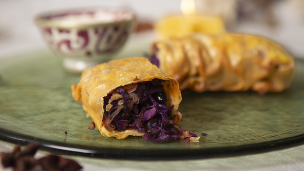 Rezeptbild für Blaukrautstrudel mit Cranberries, Maronen und Joghurt-Feta-Dip