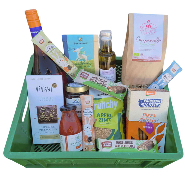 KI generiert: Ein grüner Korb mit diversen Bio-Lebensmitteln, darunter Öl, Schokolade und Snacks.